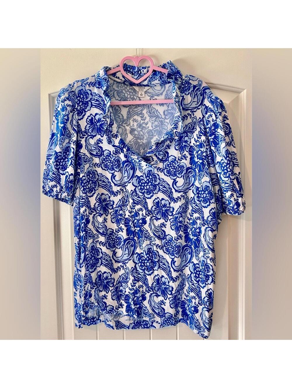 crown & ivy Blue and White Floral V-Neck Short Sleeve Top